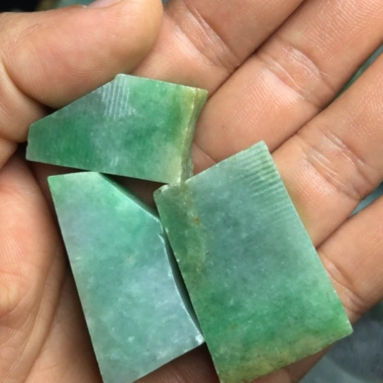 抽***天翡翠未镶嵌颈饰裸石