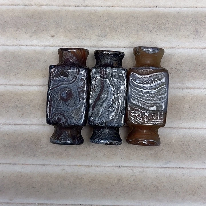 颈饰琉璃吗脑散珠1颗