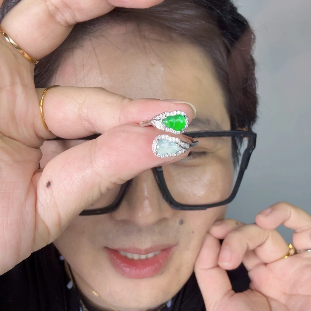 翡翠未镶嵌颈饰一件