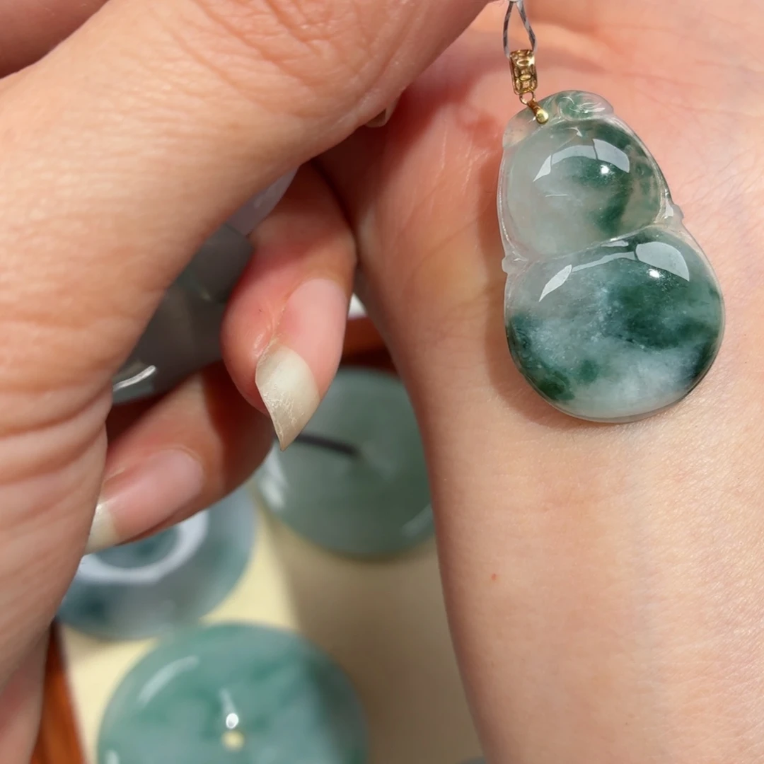 颈饰18K金镶嵌翡翠葫芦吊坠