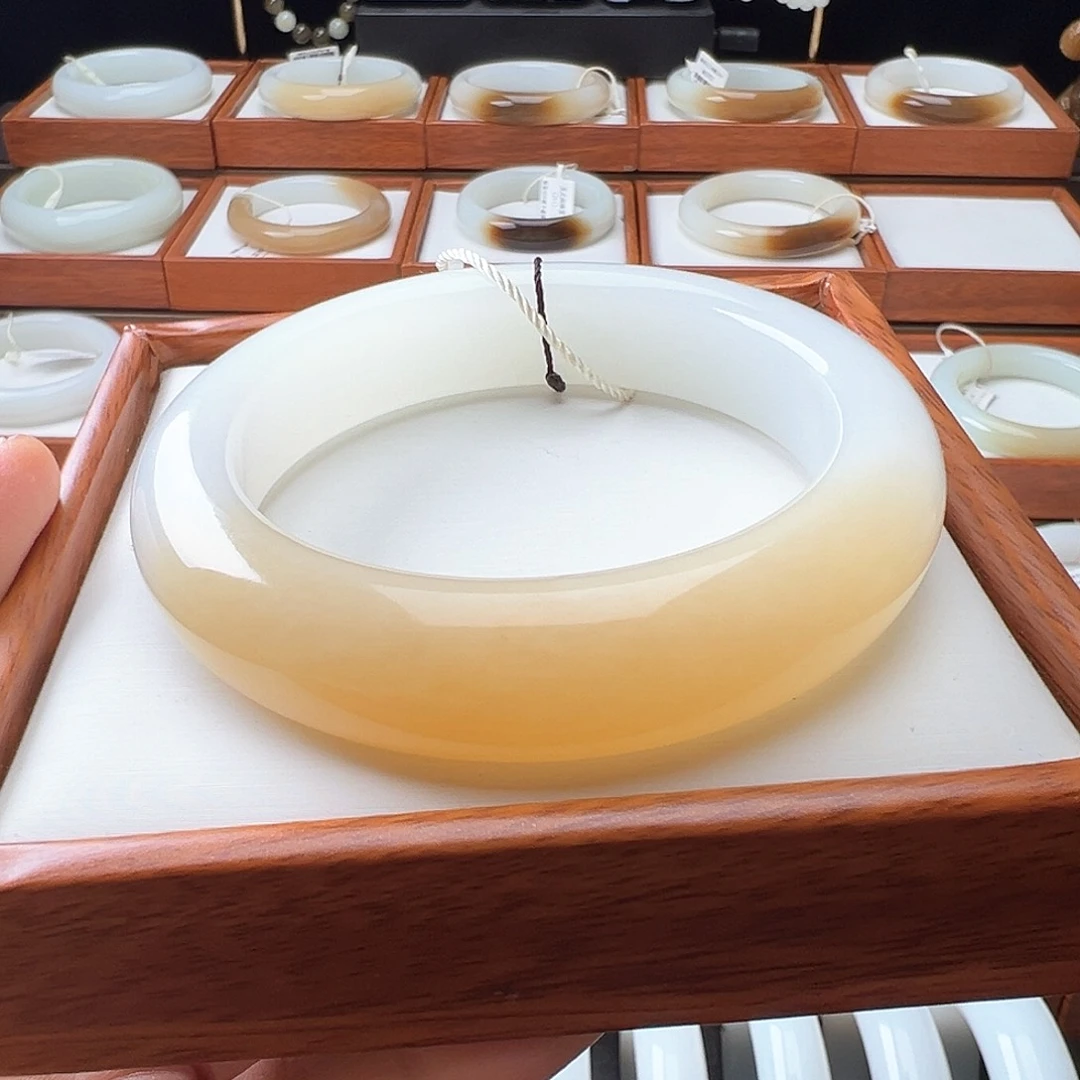 和田玉手镯未镶嵌