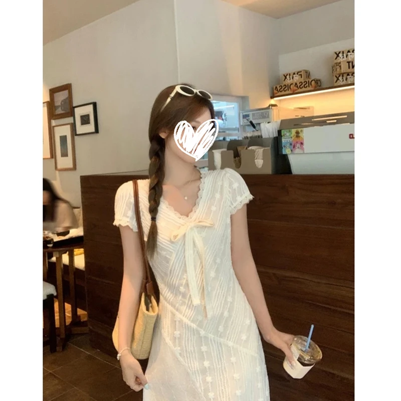 法式温柔风蕾丝拼接V领杏色连衣裙女2025夏新款甜美收腰长裙