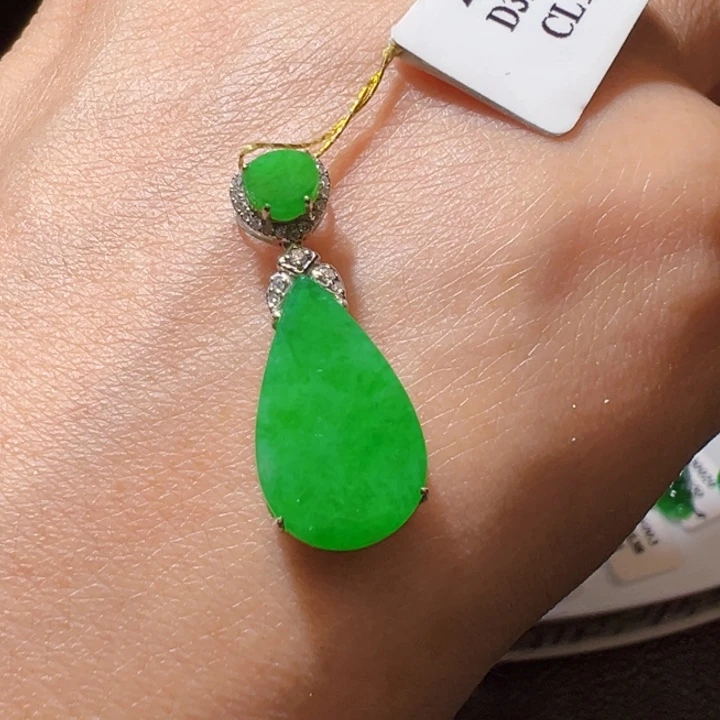 翡翠挂件18K金镶嵌翡翠