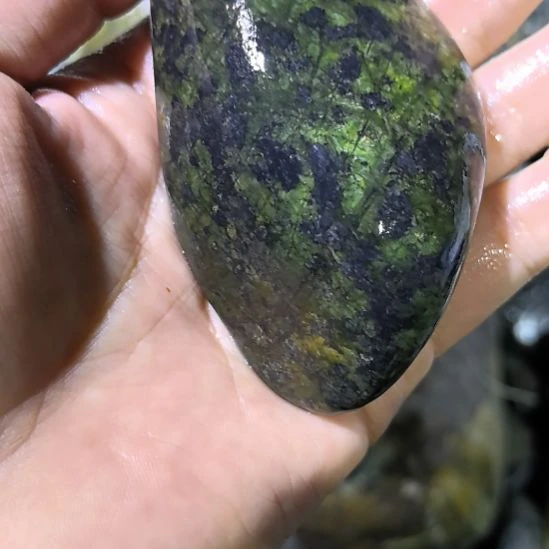 汤***圆有机玻璃藏玉药王石原石一个