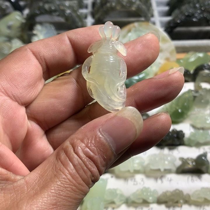 仙***）蛇纹石玉未镶嵌颈饰人参