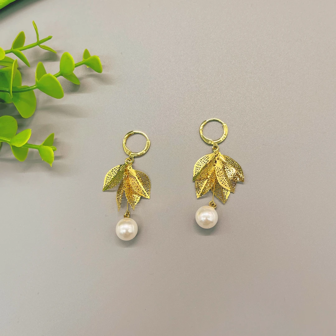 合金仿珍珠耳饰 W010合金高级感镂空树叶贝珠耳环