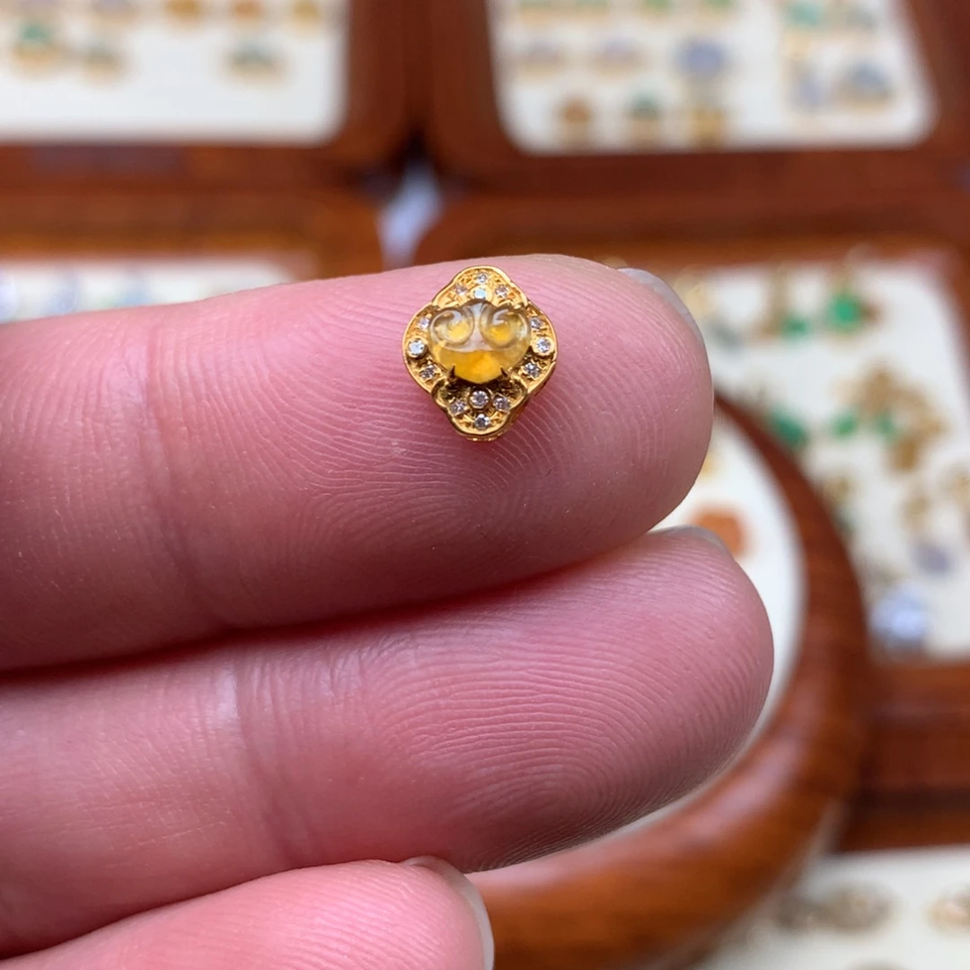 翡翠18K金镶嵌颈饰如意