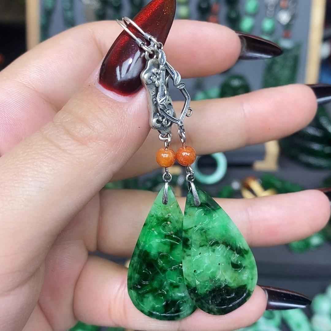 未镶嵌翡翠耳饰漂亮美眉