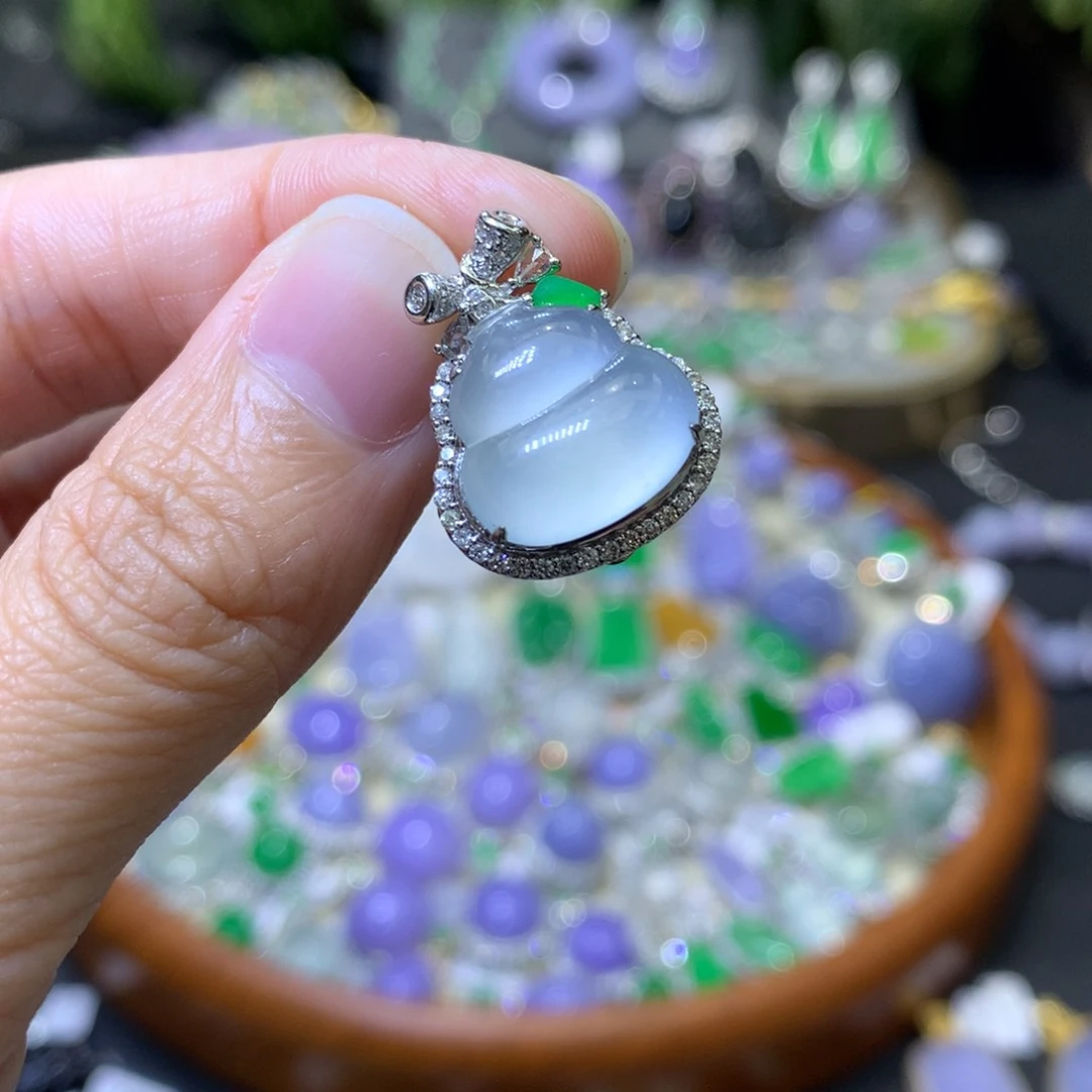 颈饰18K金镶嵌翡翠