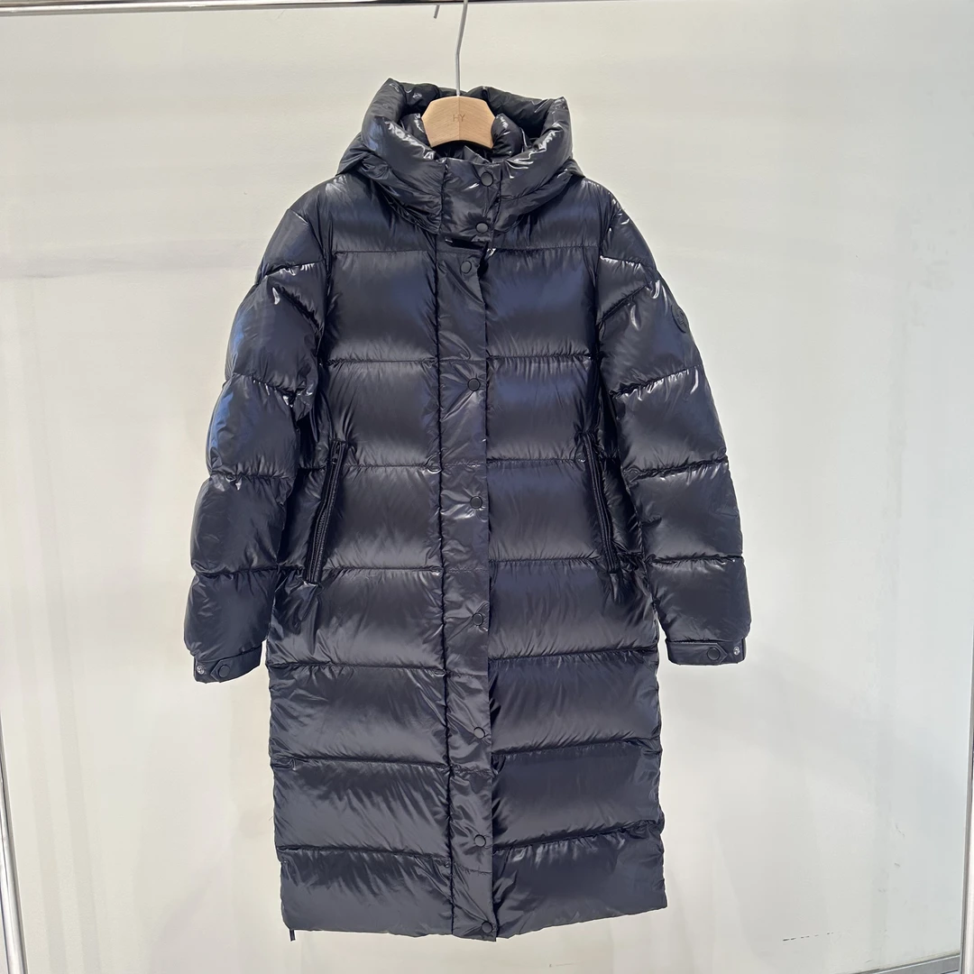 2025飞秒《黑钻》长款休闲保暖轻盈时尚连帽羽绒服