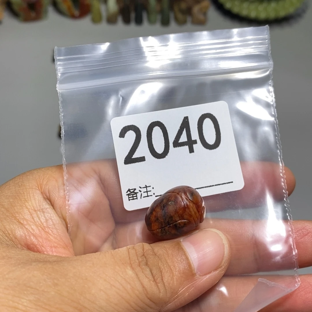 颈饰未镶嵌透闪石质玉山****娃