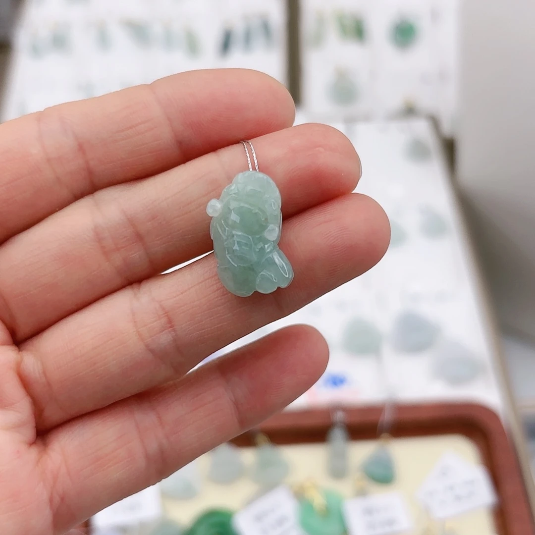 翡翠颈饰未镶嵌翡翠貔貅