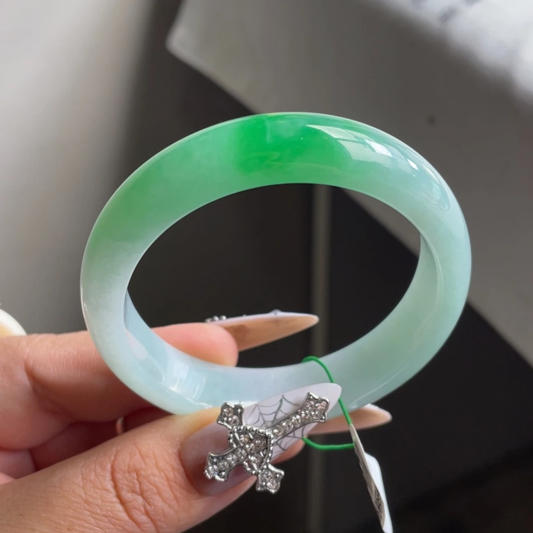 翡翠未镶嵌手镯阳绿白底青正圈手镯