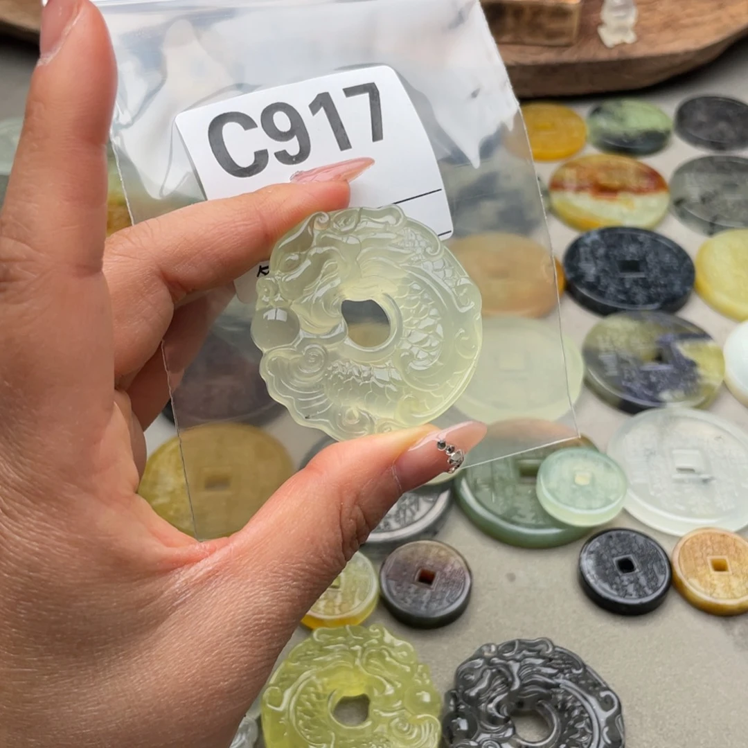 蛇纹石玉颈饰未镶嵌三**风