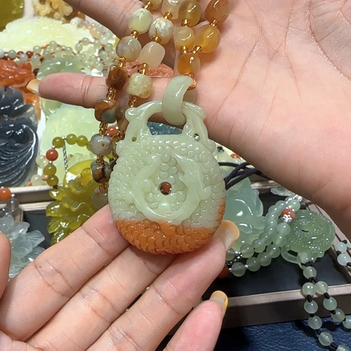 未镶嵌蛇纹石玉吊坠