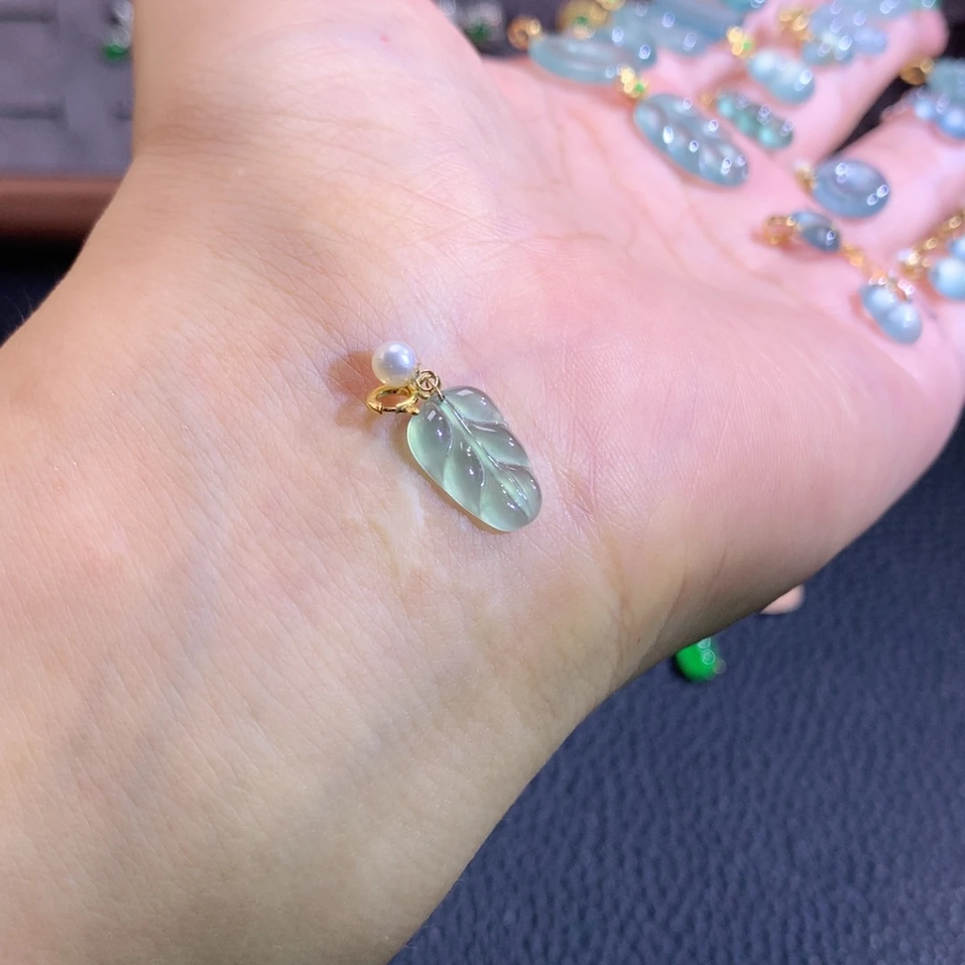 翡翠18K金镶嵌颈饰叶子
