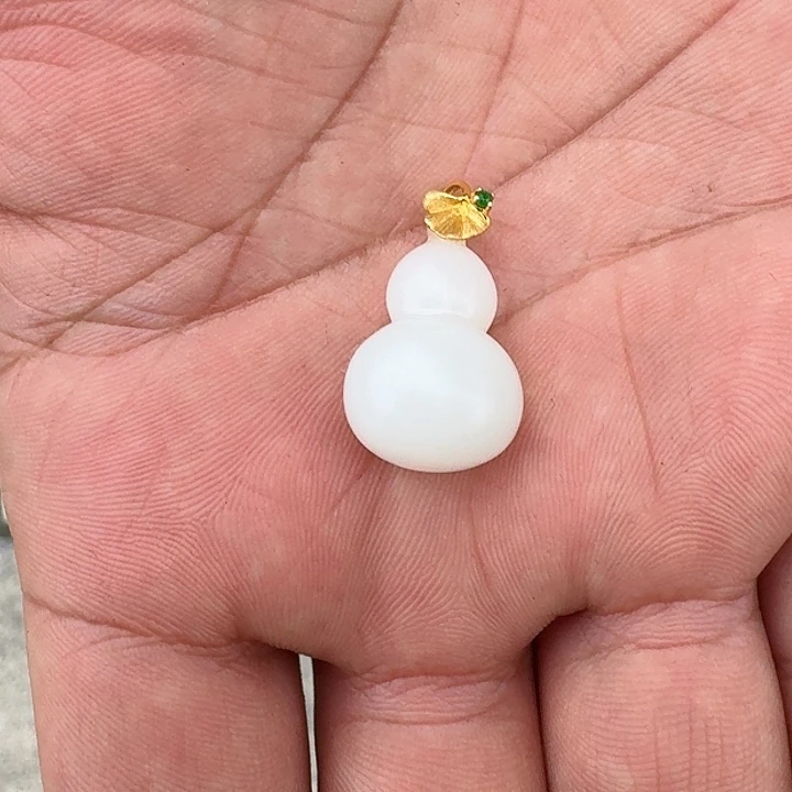 颈饰18K金镶嵌和田玉立体葫芦