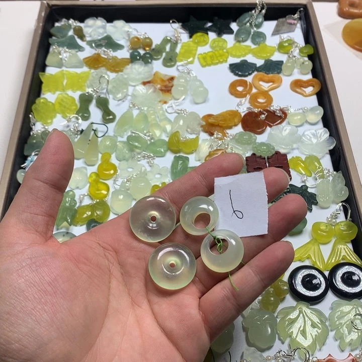 蛇纹石玉耳钉合金小*兔