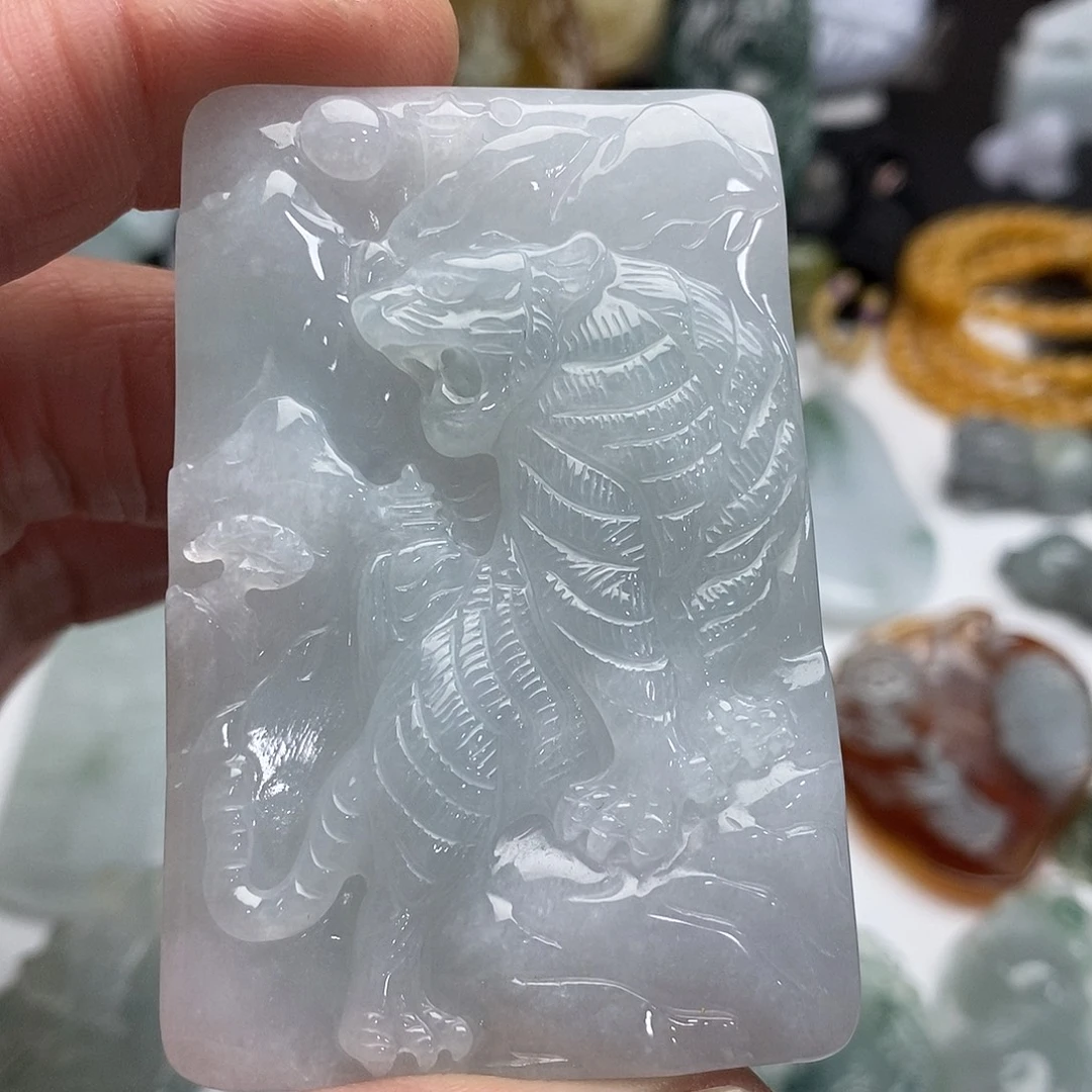 翡翠未镶嵌颈饰老虎