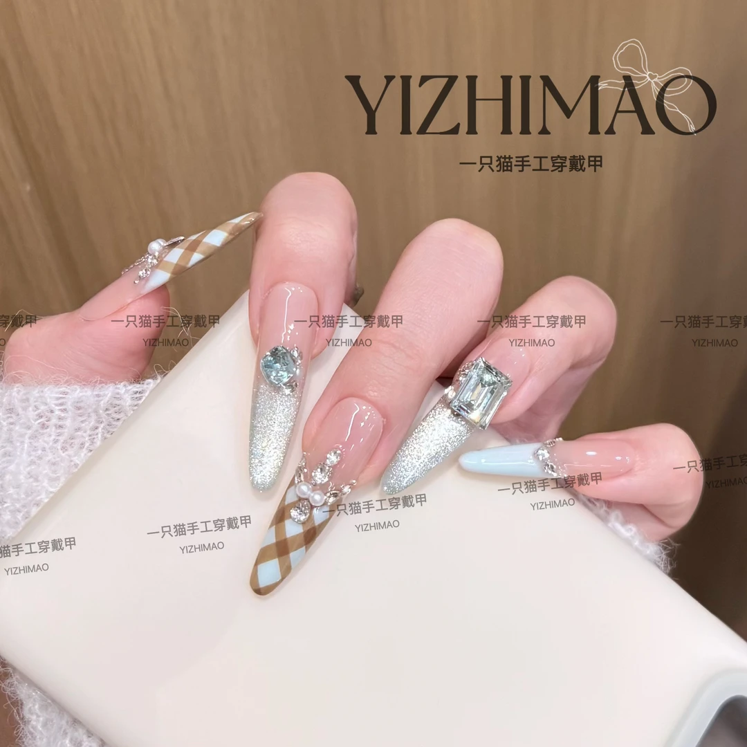 【雨露泡泡】清冷风爆闪冰蓝色猫眼格纹法式堆钻轻奢美甲手工穿戴甲