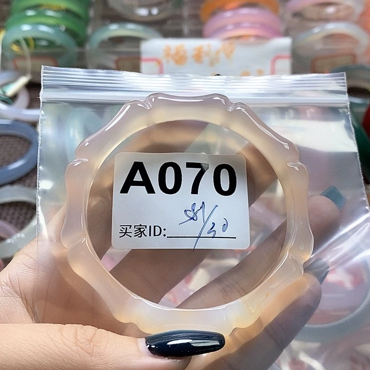 梦***0玛瑙/玉髓未镶嵌手镯