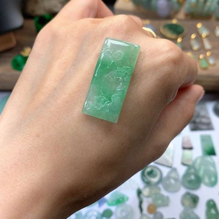 翡翠颈饰未镶嵌山水