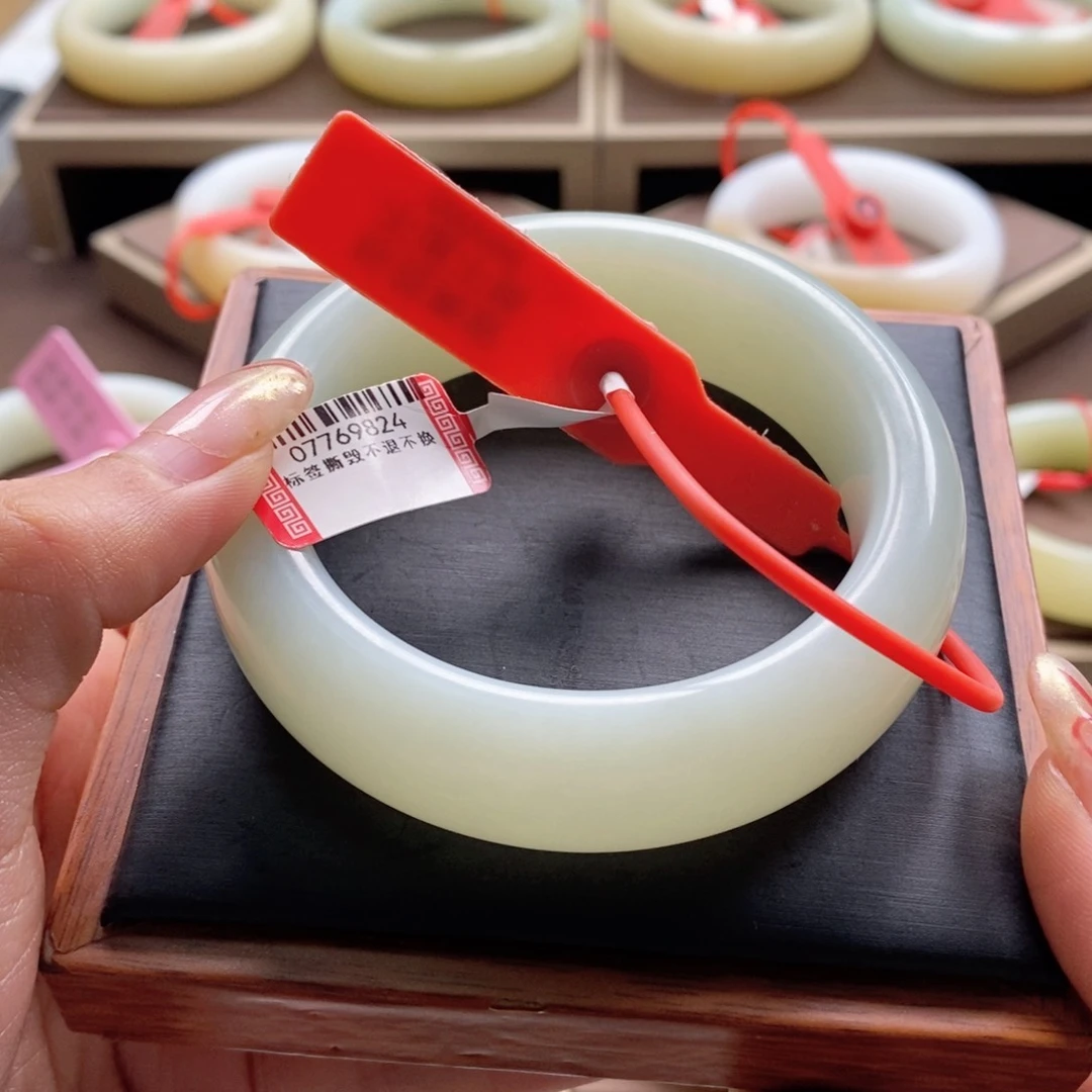 未镶嵌手镯和田玉薄****?