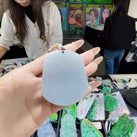 翡翠未镶嵌颈饰一个