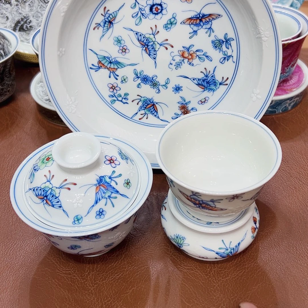 摆件景德镇陶瓷艺术展在上海举办期间举行