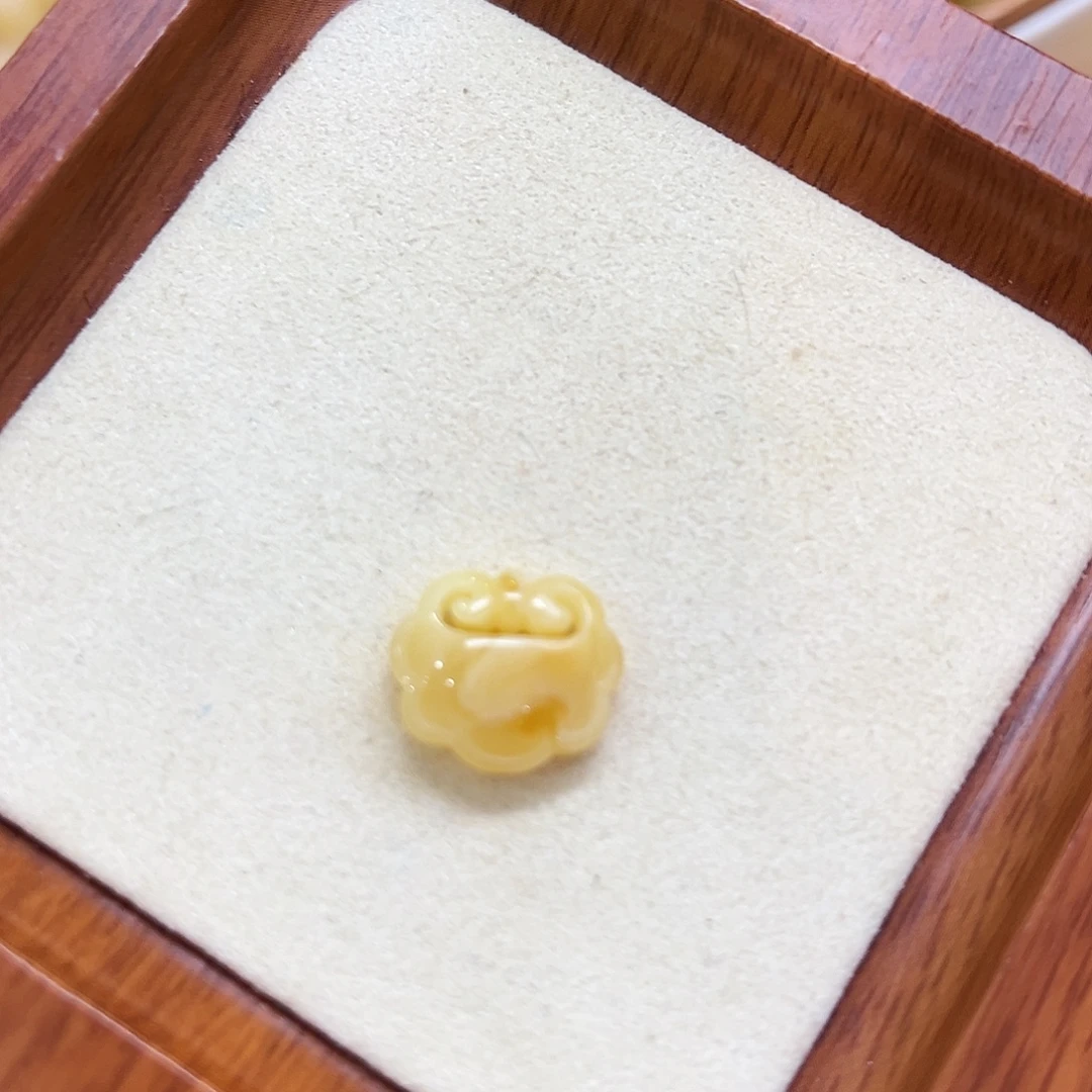 蜜蜡未镶嵌珠宝奇石