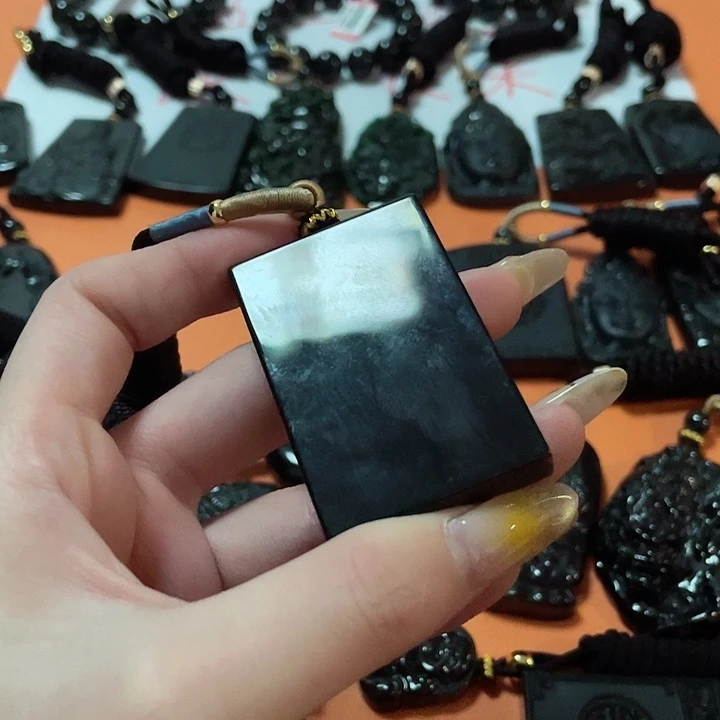 翡翠颈饰未镶嵌二**主