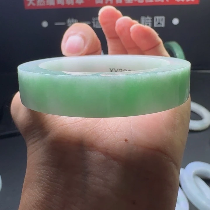 定制翡翠未镶嵌手镯