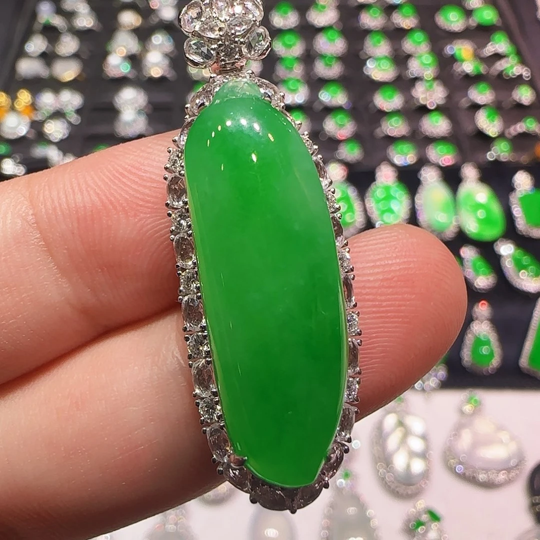 翡翠18K金镶嵌颈饰吊坠