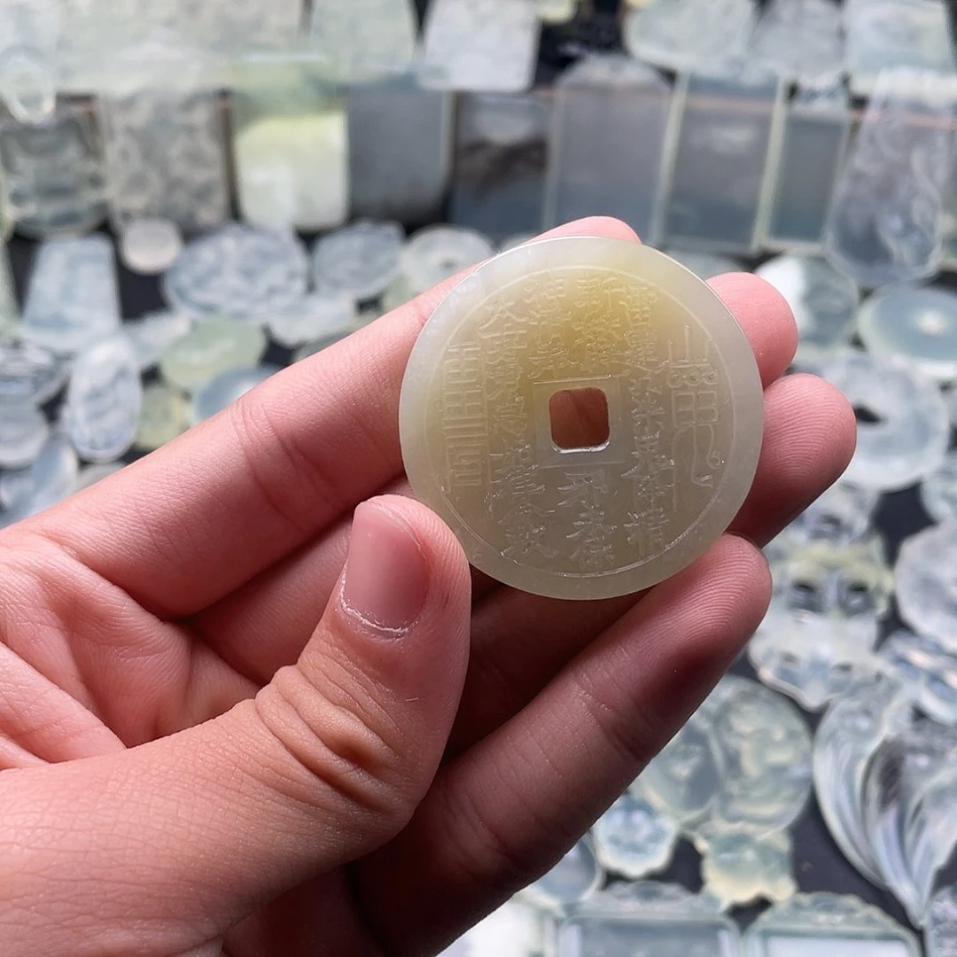 岫玉未镶嵌颈饰山鬼