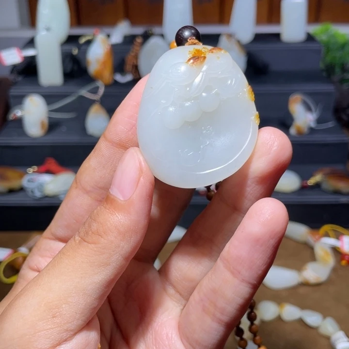 爱***音未镶嵌和田玉（糖玉）车挂