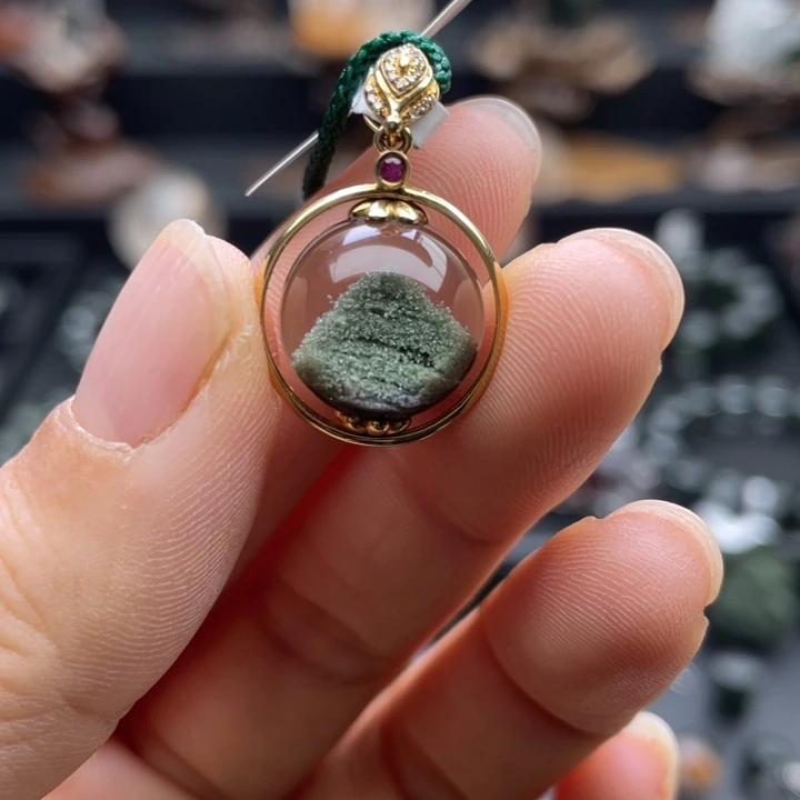 水晶18K金镶嵌颈饰绿幽灵金字塔单珠