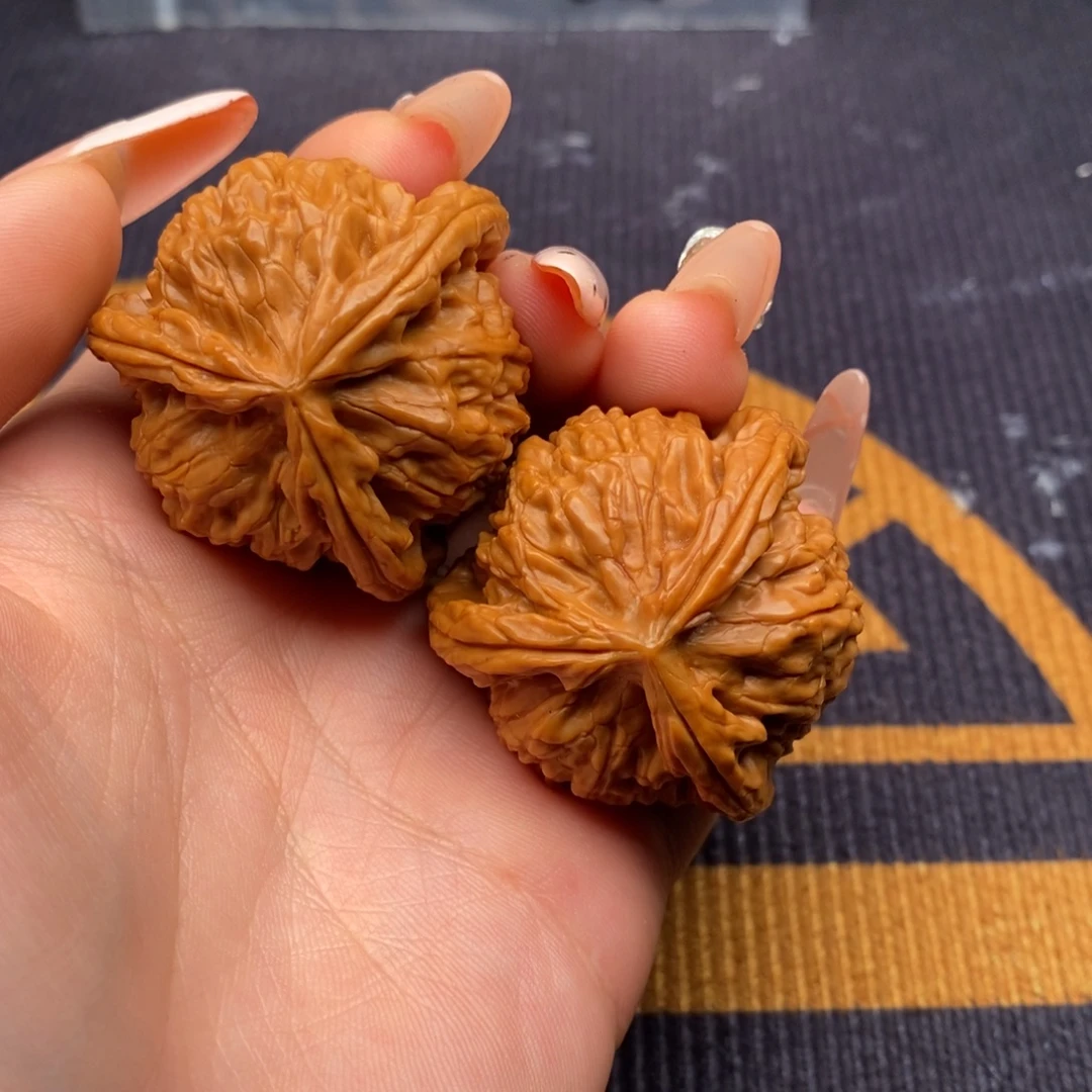 乐***伊吊坠文玩核桃白狮子