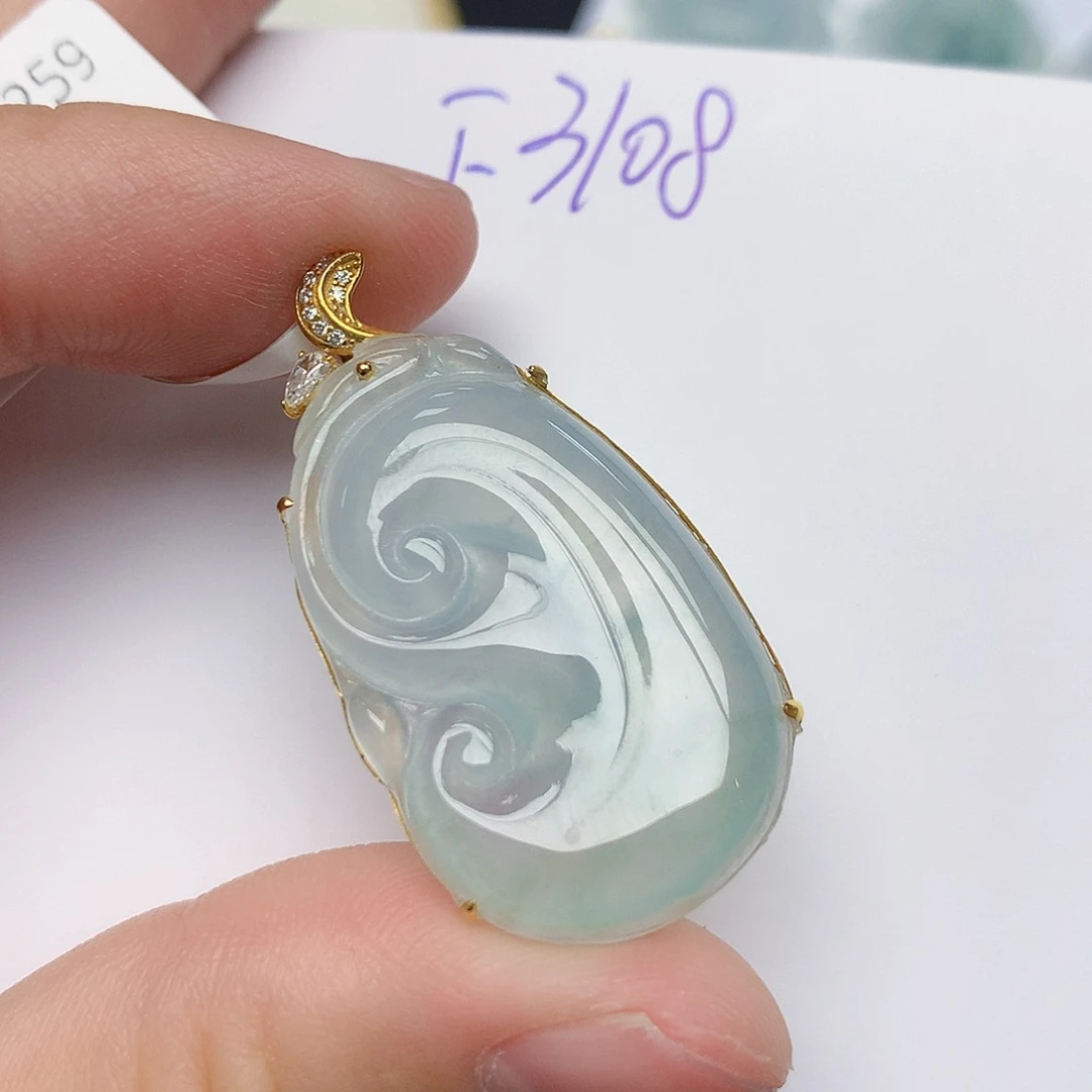 颈饰18K金镶嵌翡翠