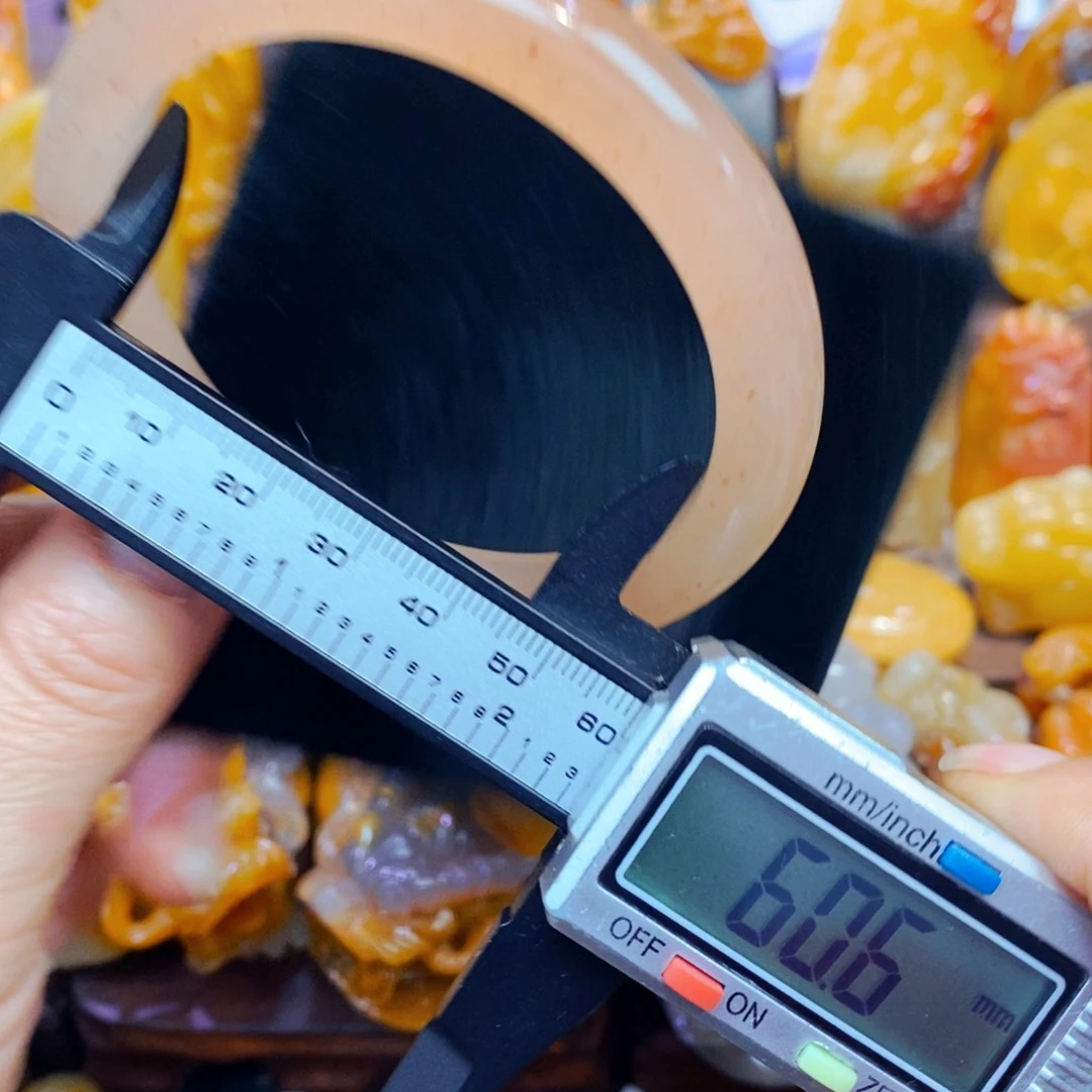 未镶嵌石英质玉（黄龙玉）颈饰