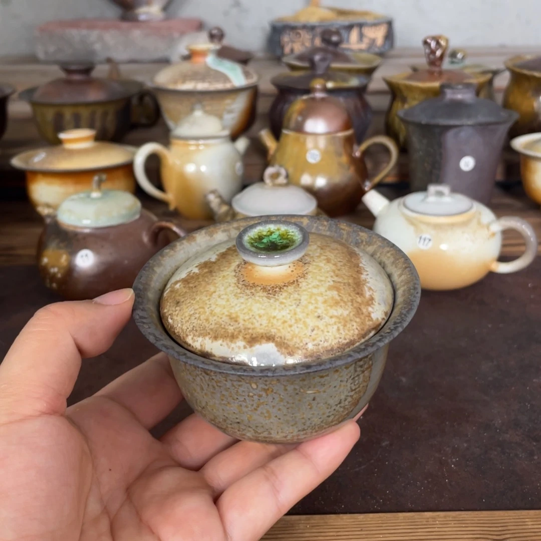 盖碗微瑕。   不合缝。