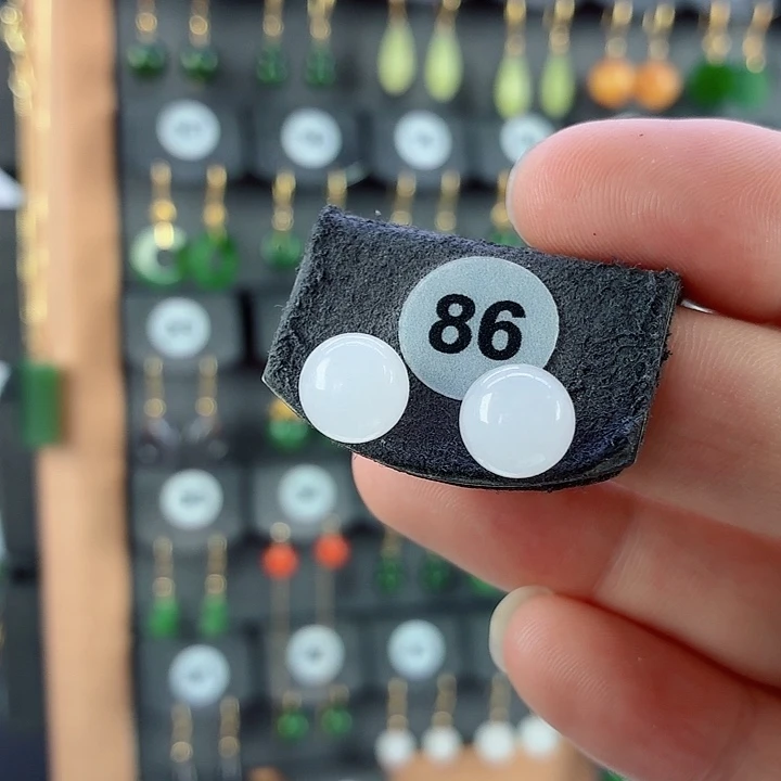 和田玉18K金镶嵌耳饰