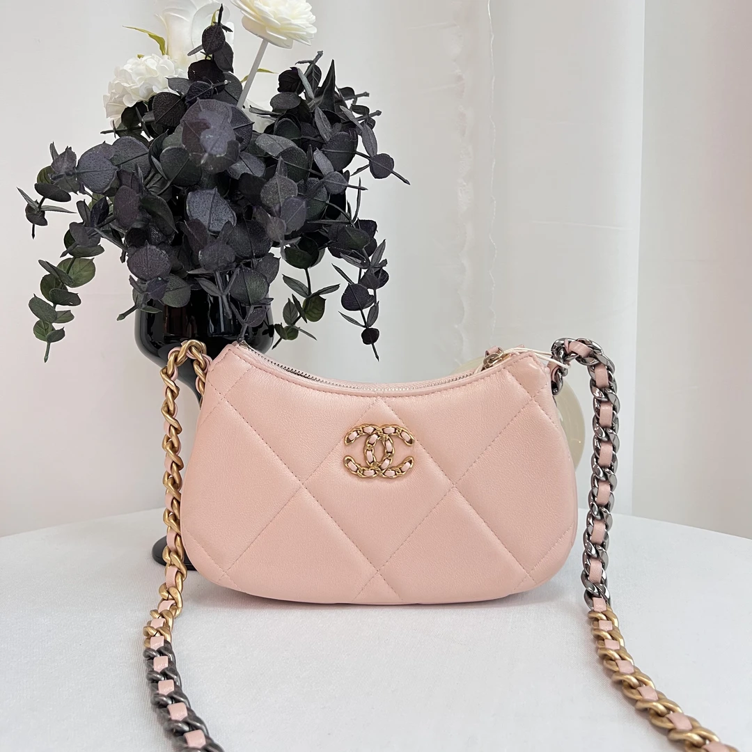 99新 Chanel/香奈儿 香奈儿24P粉色19bag 半月斜挎包 芯片款