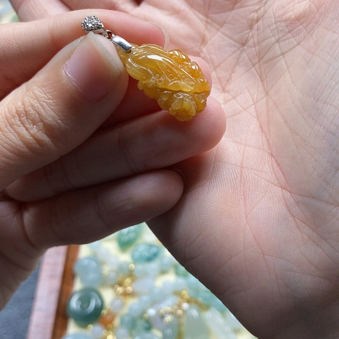 翡翠颈饰未镶嵌闪