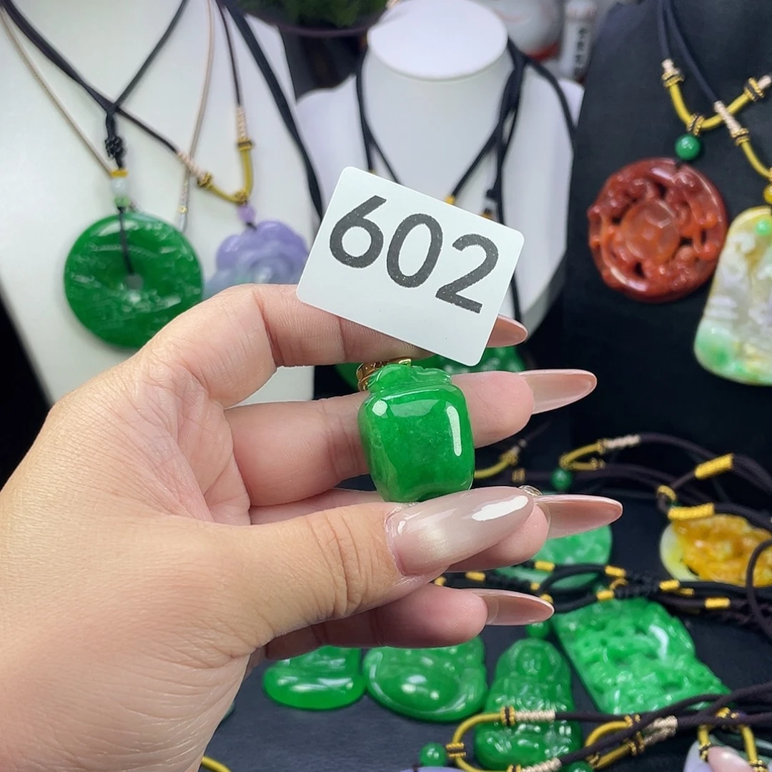 翡翠未镶嵌吊坠(赠链)