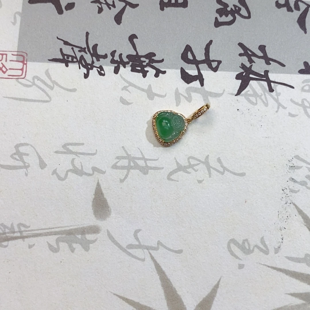 胡****颈饰18K金镶嵌翡翠翡翠