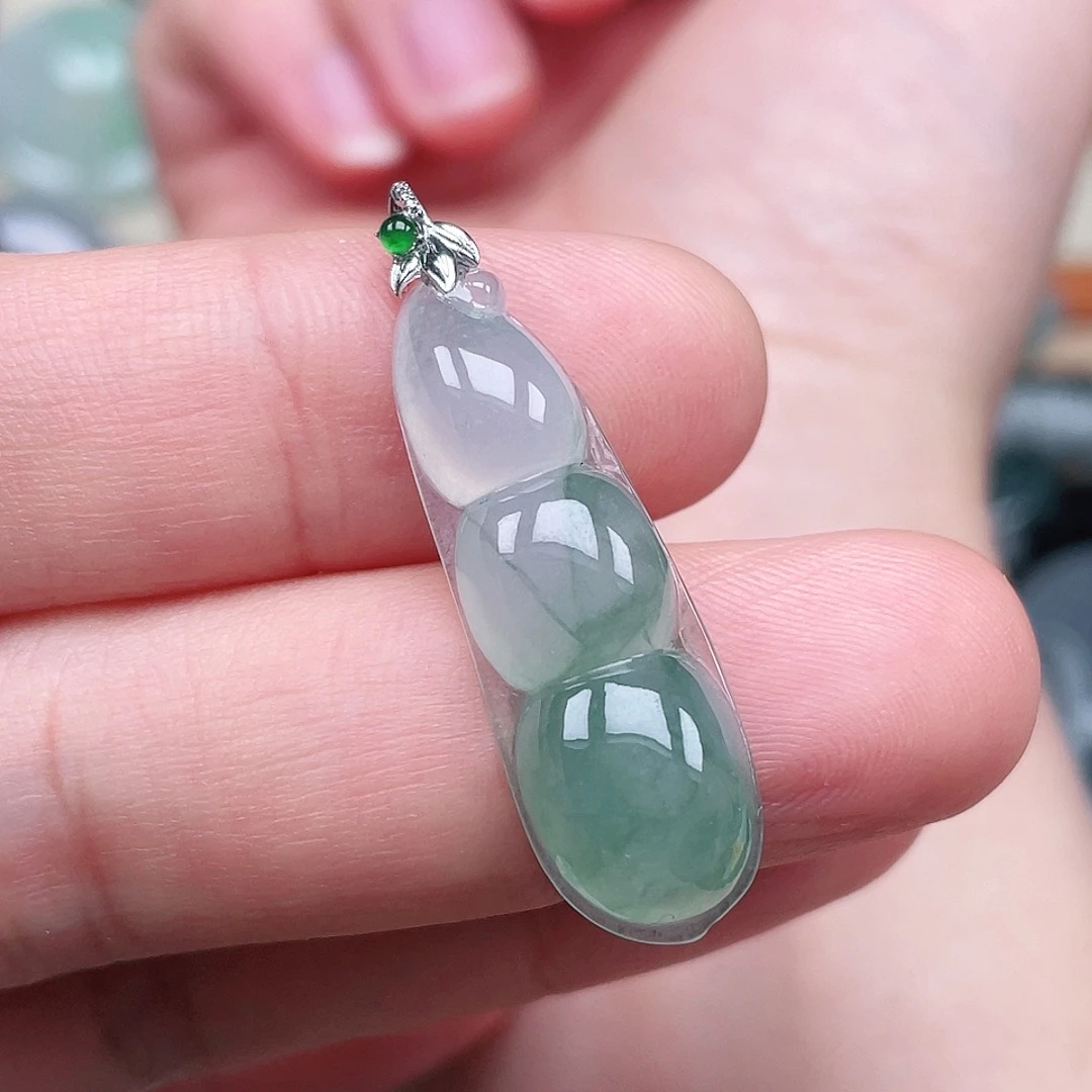 翡翠未镶嵌颈饰豆子