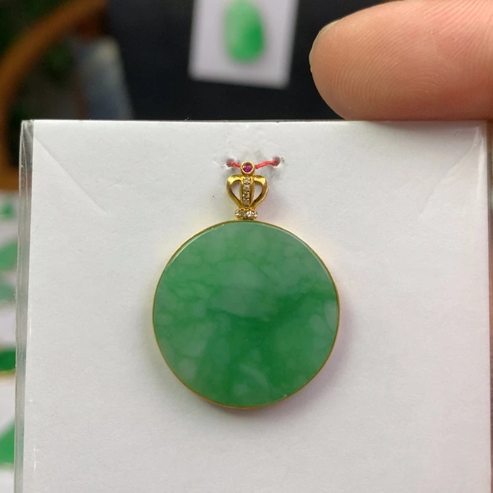 翡翠18K金镶嵌颈饰