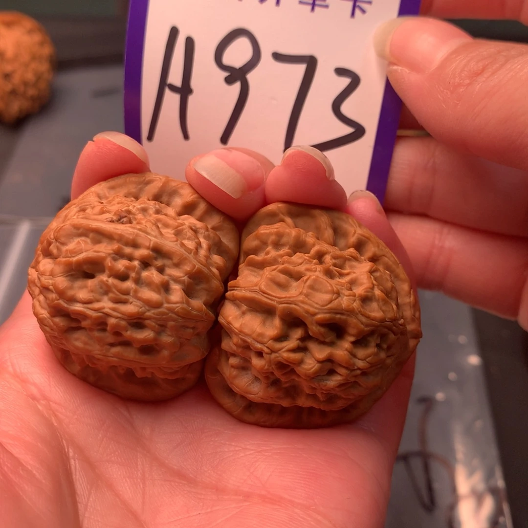 文玩核桃吊坠白狮子
