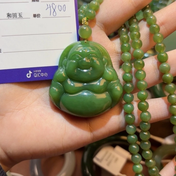 颈饰未镶嵌和田玉（碧玉）