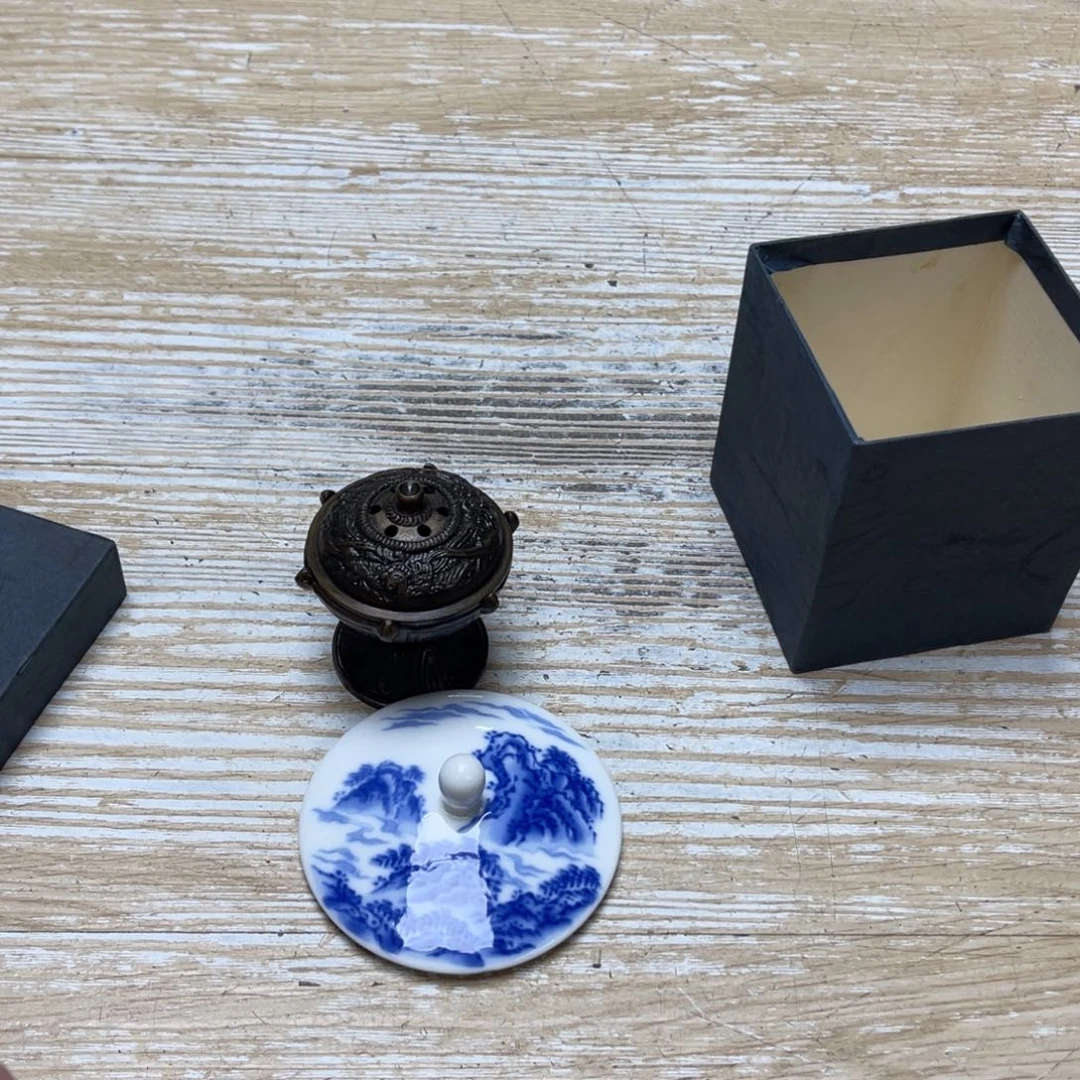 瓷片密密麻麻地排列着一个大